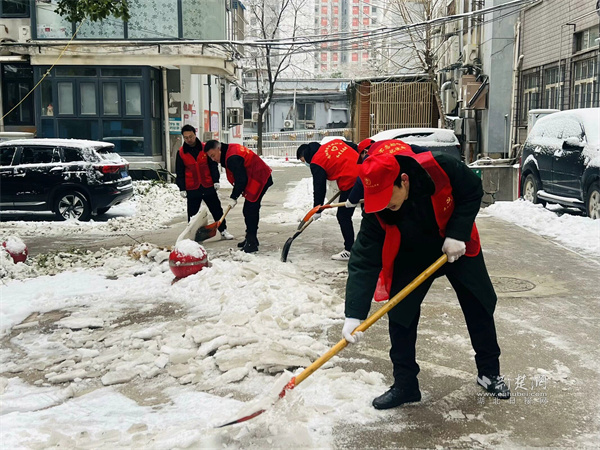 “医疗联盟”成员单位铲雪除冰.jpg