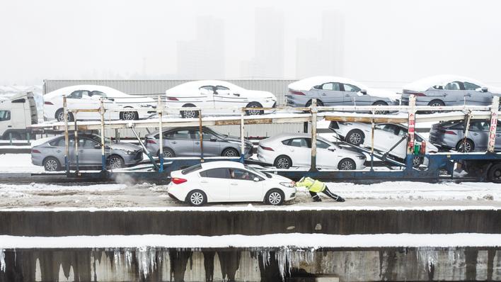 众志成城抗冰雪 齐心协力保畅通